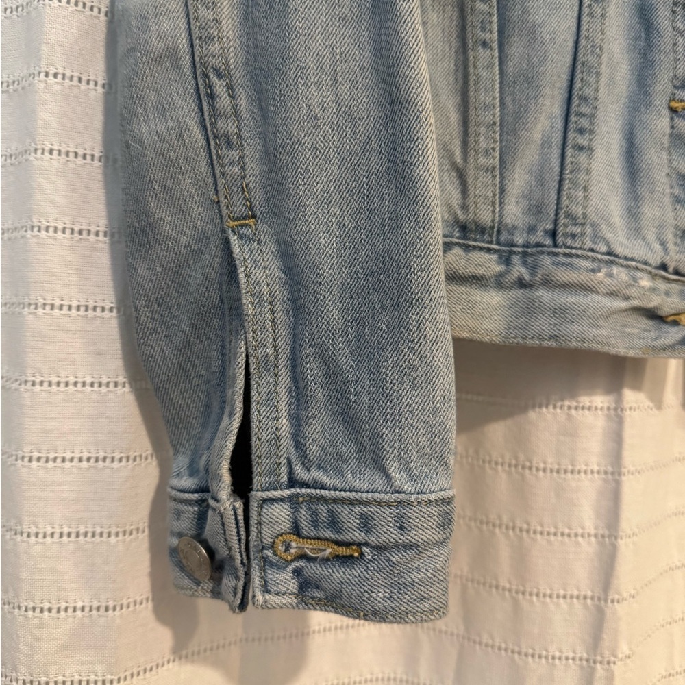 Like-New Gap Light Blue Oversized Distressed Denim Jacket 100% Cotton Size XS - Picture 3 of 6